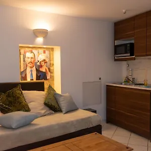A L'ombre Du Palais Apartment